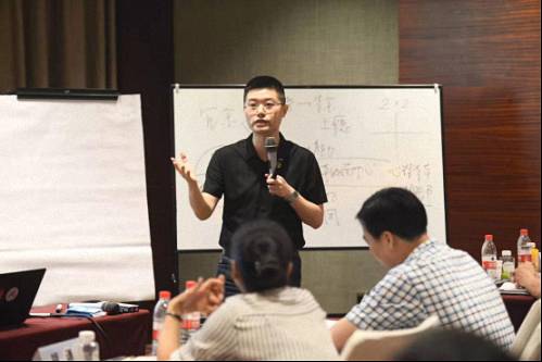 【名師訪談】劉圻教授《商業模式設計與公司價值創造》DBA課程采訪84.jpg