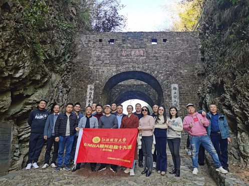 贛州新商界19班師生走進大余開展畢業一周年活動403.jpg