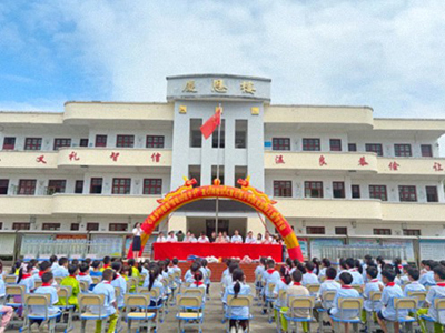 心系鄉村教育 情暖山區學子——贛州財大EMBA同學聯誼會向石溪小學捐贈130套課桌椅