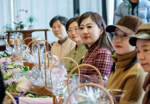 東湖畔花事：以指尖美學(xué)，赴一場(chǎng)春日心靈SPA——武漢企業(yè)家國學(xué)人文班&工商管理班插花雅集活動(dòng)紀實(shí) 439.jpg